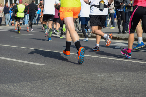 Marathon hardloopwedstrijd, hardlopers voeten op de weg, sport, fitness en gezonde levensstijl concept - Foto, afbeelding