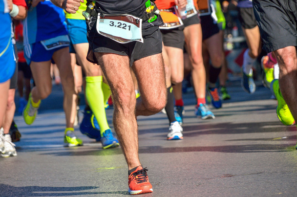 Maratón carrera, corredores pies en la carretera, deporte, fitness y el concepto de estilo de vida saludable - Foto, Imagen