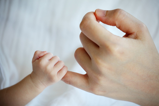 Новий дитина народжені сторони захоплення матері пальця - Фото, зображення