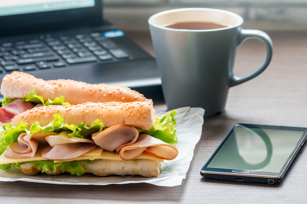 almuerzo rápido en la oficina
 - Foto, Imagen