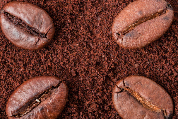 ground coffee beans background macro close up - Foto, afbeelding