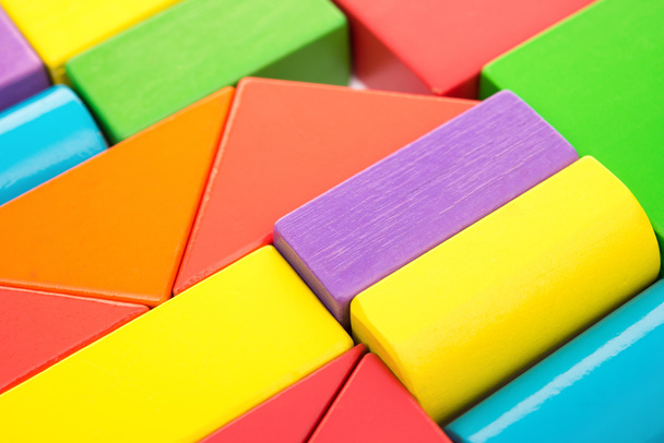 diferentes bloques de juguete de madera de color y forma
 - Foto, Imagen
