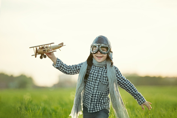 Sonriente chico con avión
 - Foto, imagen