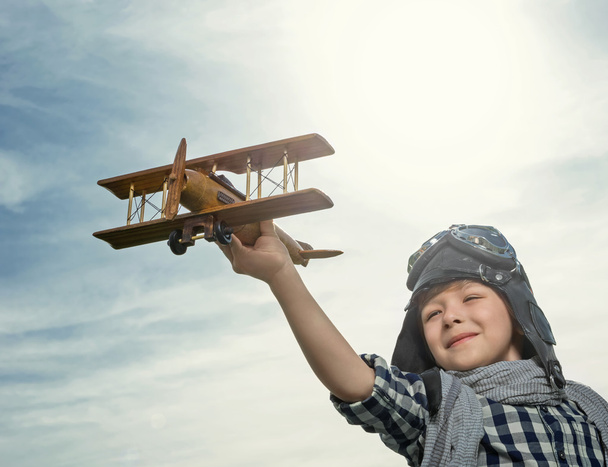 Garçon avec avion en bois
 - Photo, image
