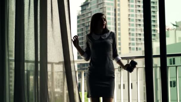 Femme d'affaires écoutant de la musique, dansant sur la terrasse
 - Séquence, vidéo