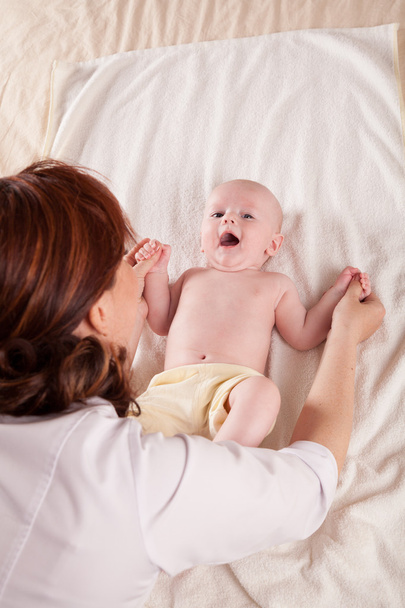 médico faz massagem do bebê
 - Foto, Imagem