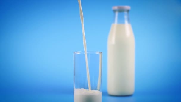 молоко, разливающееся в стекло - Кадры, видео