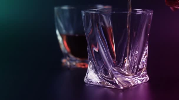 Wylewanie whisky whisky do szkła - Materiał filmowy, wideo