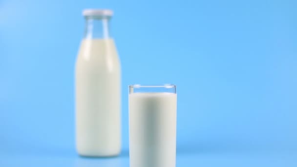 бутылка молока и стакан молока - Кадры, видео