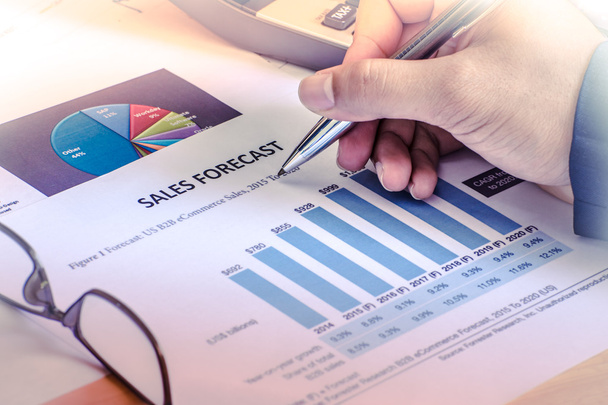 Анализ графиков продаж финансового учета с рукописью
 - Фото, изображение