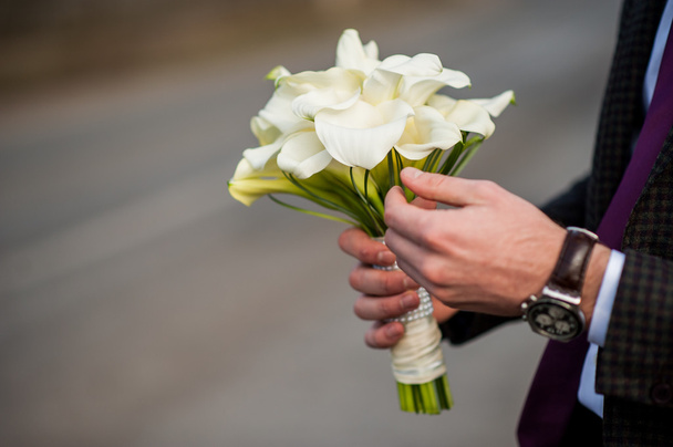  bouquet dans les mains du marié
 - Photo, image