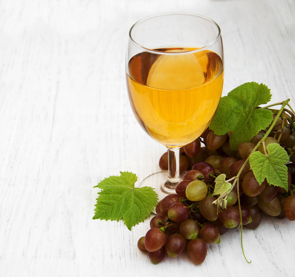 Glass with wine and white grape - Foto, afbeelding