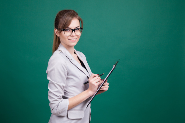δάσκαλος κορίτσι με ένα φάκελο και στυλό - Φωτογραφία, εικόνα