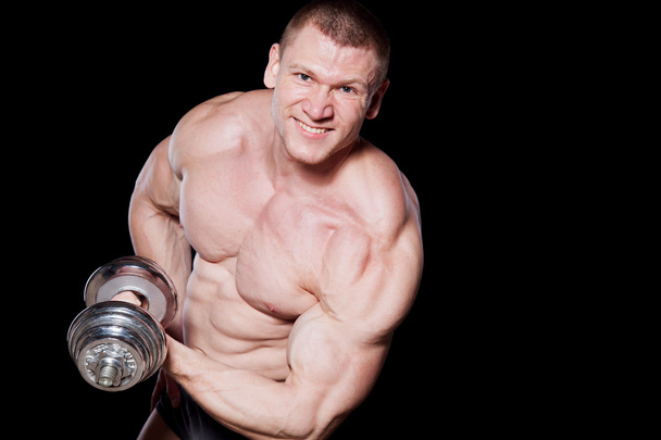 mannelijke bodybuilder met halters - Foto, afbeelding