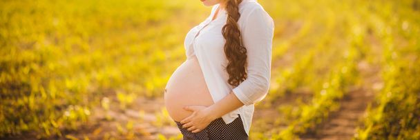 вагітна дівчина на природі
 - Фото, зображення