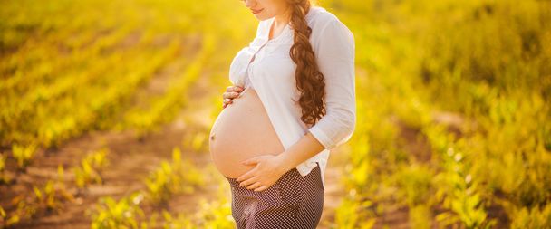 έγκυος κορίτσι στη φύση - Φωτογραφία, εικόνα