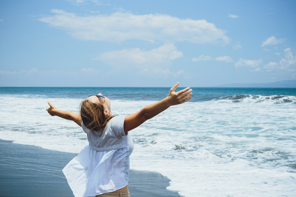Sorria Liberdade e felicidade mulher na praia. Ela está desfrutando de sere
 - Foto, Imagem