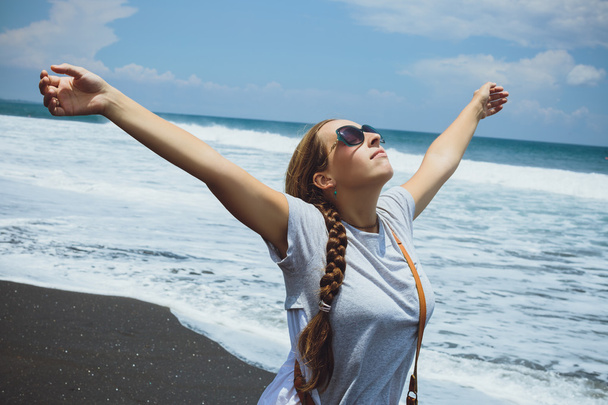 Úsměv svoboda a štěstí žena na pláži. Líbí se jí dělá - Fotografie, Obrázek