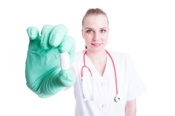 Hermosa joven doctora con cápsula en la mano
 - Foto, Imagen