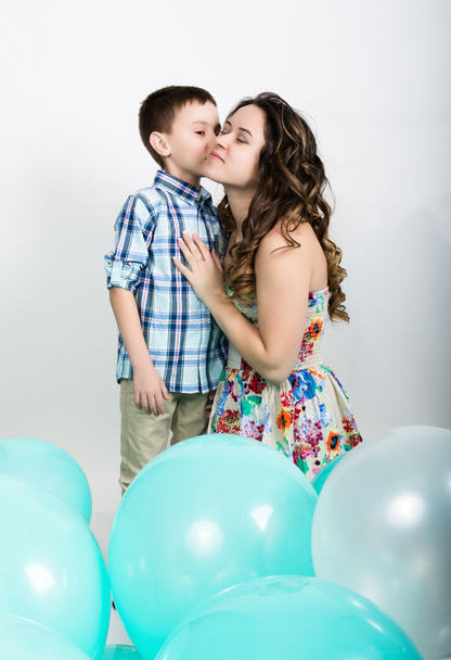 Brother kisses his sister around them lie balloons - Fotografie, Obrázek