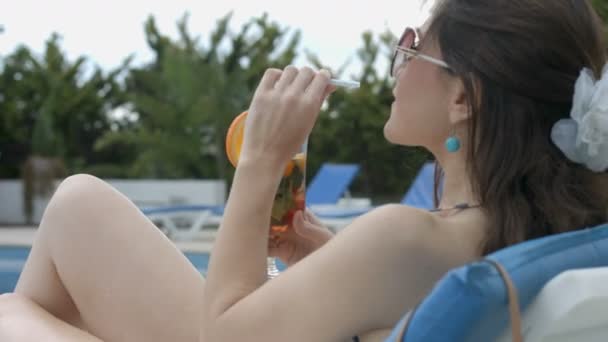 Young relaxed woman drinking cocktail on beach, enjoying rest - Metraje, vídeo