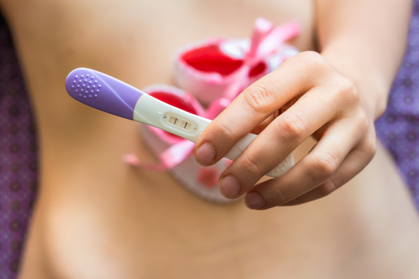 Έγκυος γυναίκα που κρατά το θετικό τεστ εγκυμοσύνης - Φωτογραφία, εικόνα