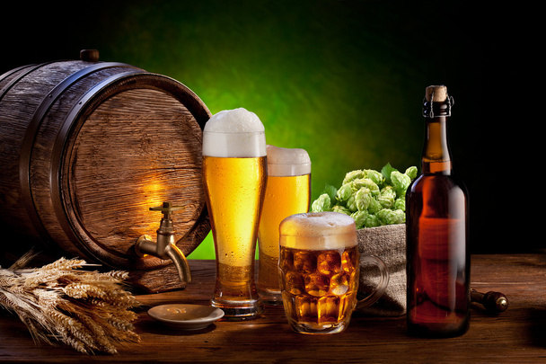 Beer barrel with beer glasses on a wooden table. - Foto, Imagem