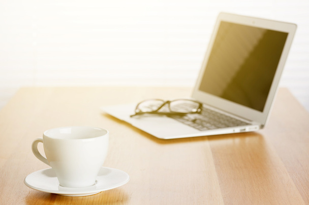 Bureau avec ordinateur portable et tasse à café
 - Photo, image