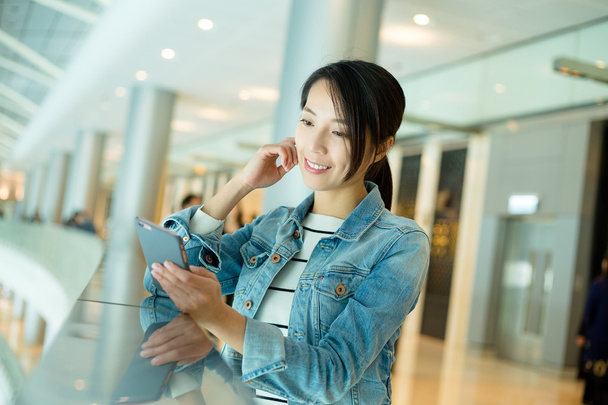 Asian young woman using cellphone - Zdjęcie, obraz