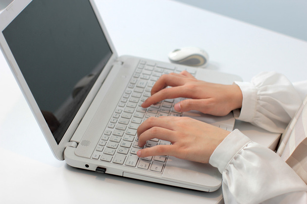 клавиатура и руки ноутбука
 - Фото, изображение
