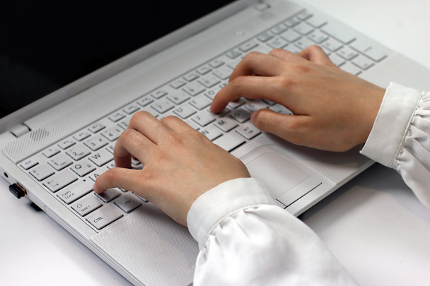 laptop toetsenbord en handen - Foto, afbeelding