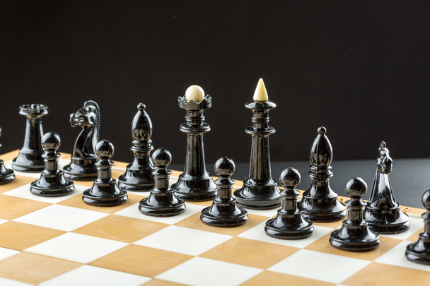 Figure di scacchi neri sulla scacchiera
 - Foto, immagini