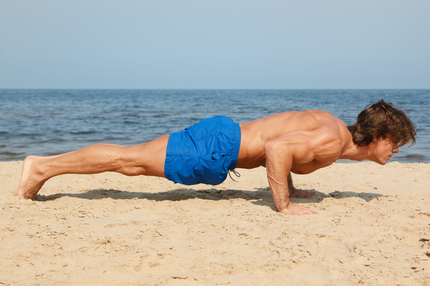 Muscular man doing push up - Foto, Imagem