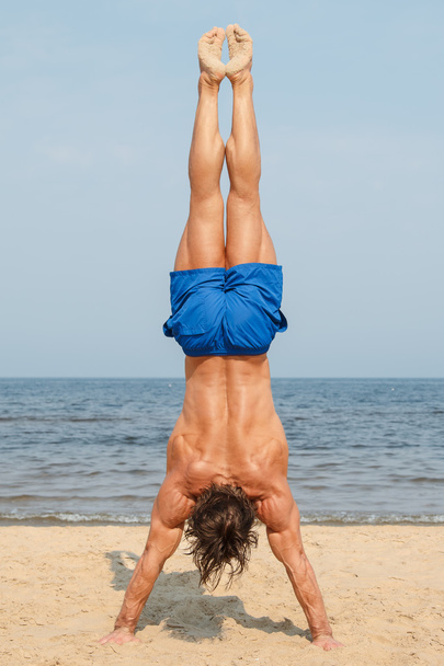 man working out on beach - Foto, afbeelding