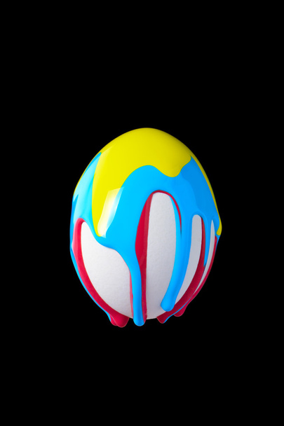 Huevo blanco empapado de colores
 - Foto, Imagen