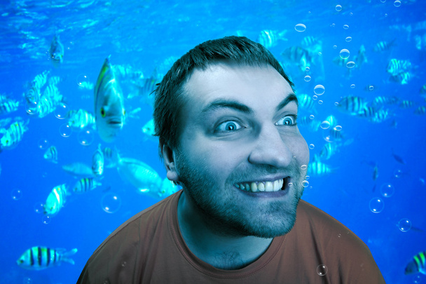 Здивований чоловік під водою
  - Фото, зображення
