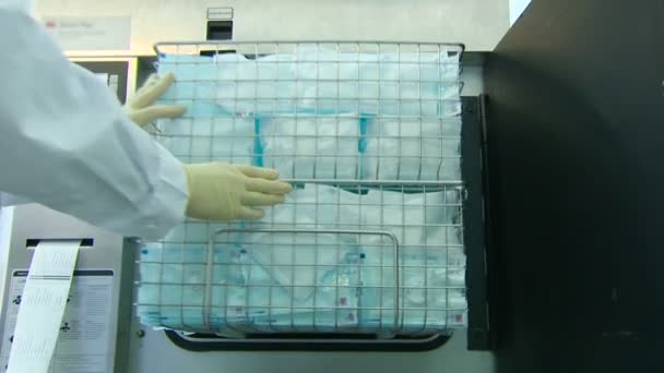 Doktor zatížení kontejneru s lékařskými masky ve sterilní skladování - Záběry, video