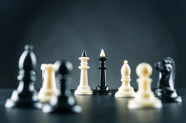 Много черно-белых шахматных фигур
 - Фото, изображение