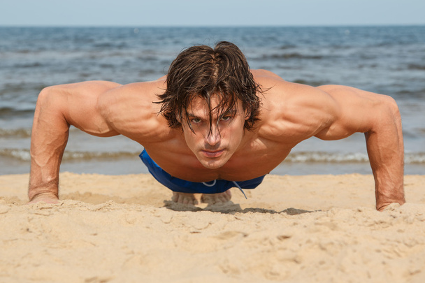 fitness man doing push up - Foto, Bild