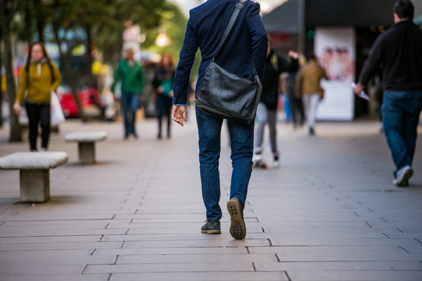 Tanınmayan Yöneticisi sokak, arka görünümünde yürüyüş - Fotoğraf, Görsel