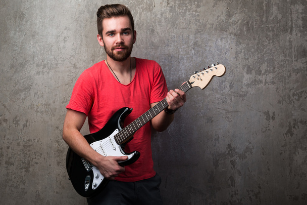 Handsome guy with electric guitar - Foto, Bild