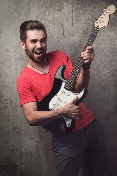 Handsome guy with electric guitar - Foto, afbeelding