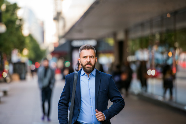 Hipster manager in blue shirt walking in the street - Foto, Imagen