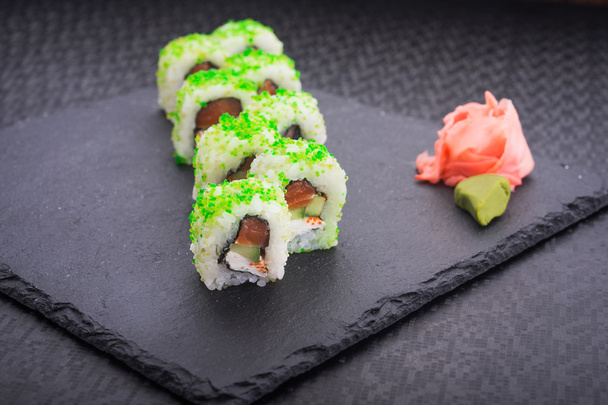Sushi tekercs, lazaccal - Fotó, kép