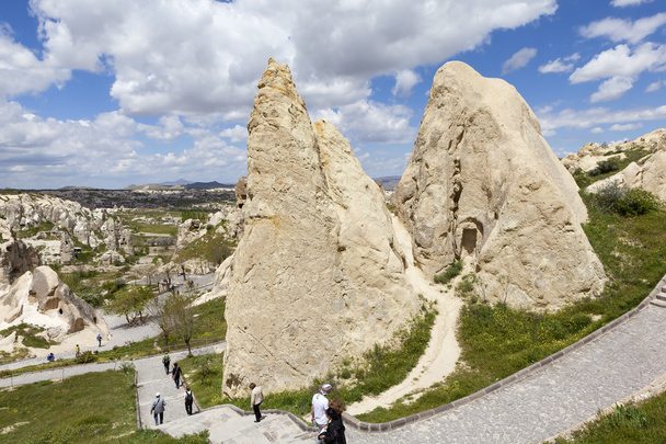 Καππαδοκία, Τουρκία. Ορεινό τοπίο με σπηλιές στους βράχους στο Goreme National Park - Φωτογραφία, εικόνα