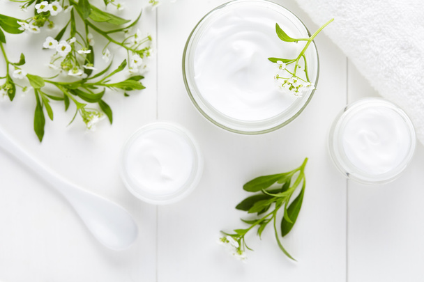 Κρέμα γάλακτος κοσμητική ιατρική θεραπεία με φυτικά λουλούδια υγιεινό skincare προϊόντος - Φωτογραφία, εικόνα