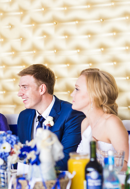 Эмоциональная красивая молодая пара улыбается на свадебном приеме
 - Фото, изображение