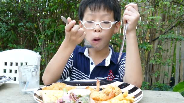 レストランでランチを食べる少年 - 映像、動画