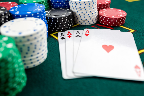 Παιχνίδι του πόκερ. Μάρκες και τις κάρτες - Φωτογραφία, εικόνα