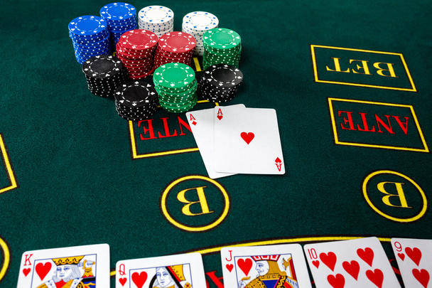 Jogo de póquer. Fichas e cartões
 - Foto, Imagem